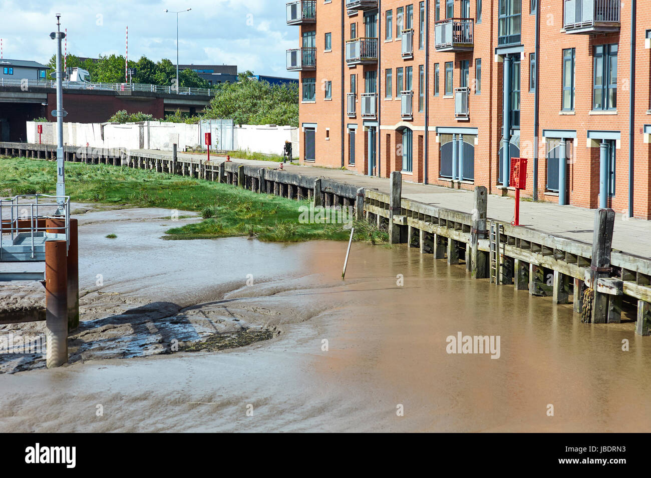 Moderne Wohnungen neben River Hull Stockfoto
