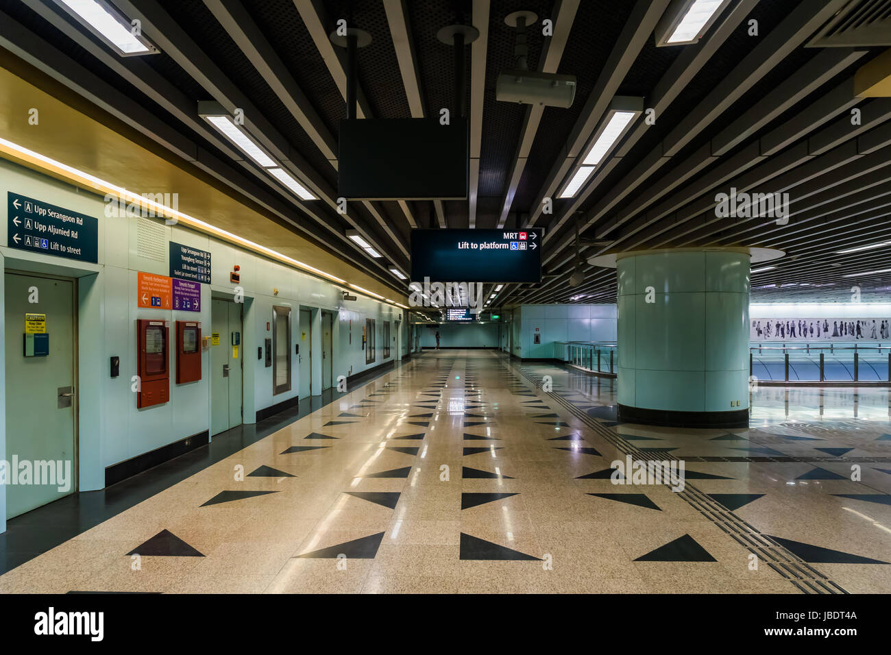 Singapur - 25. März 2017: Innenraum der MRT-Station. Mass Rapid Transit System bilden die Hauptkomponente des Eisenbahnsystems in Singapur, gesamte Stockfoto