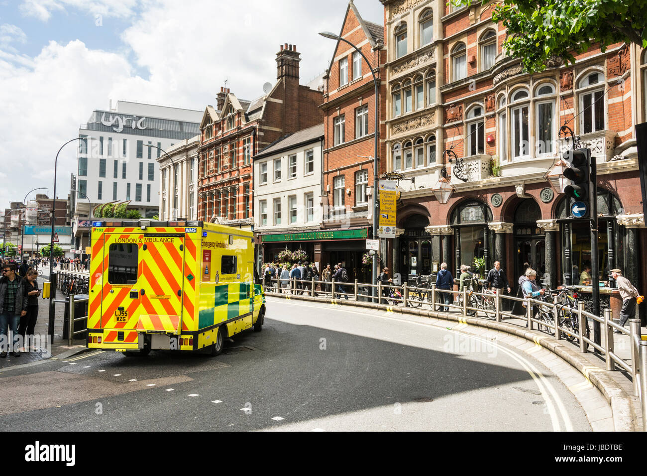 Ein Krankenwagen, die Reaktion auf einen Aufruf in der King Street, Hammersmith, West London, UK Stockfoto