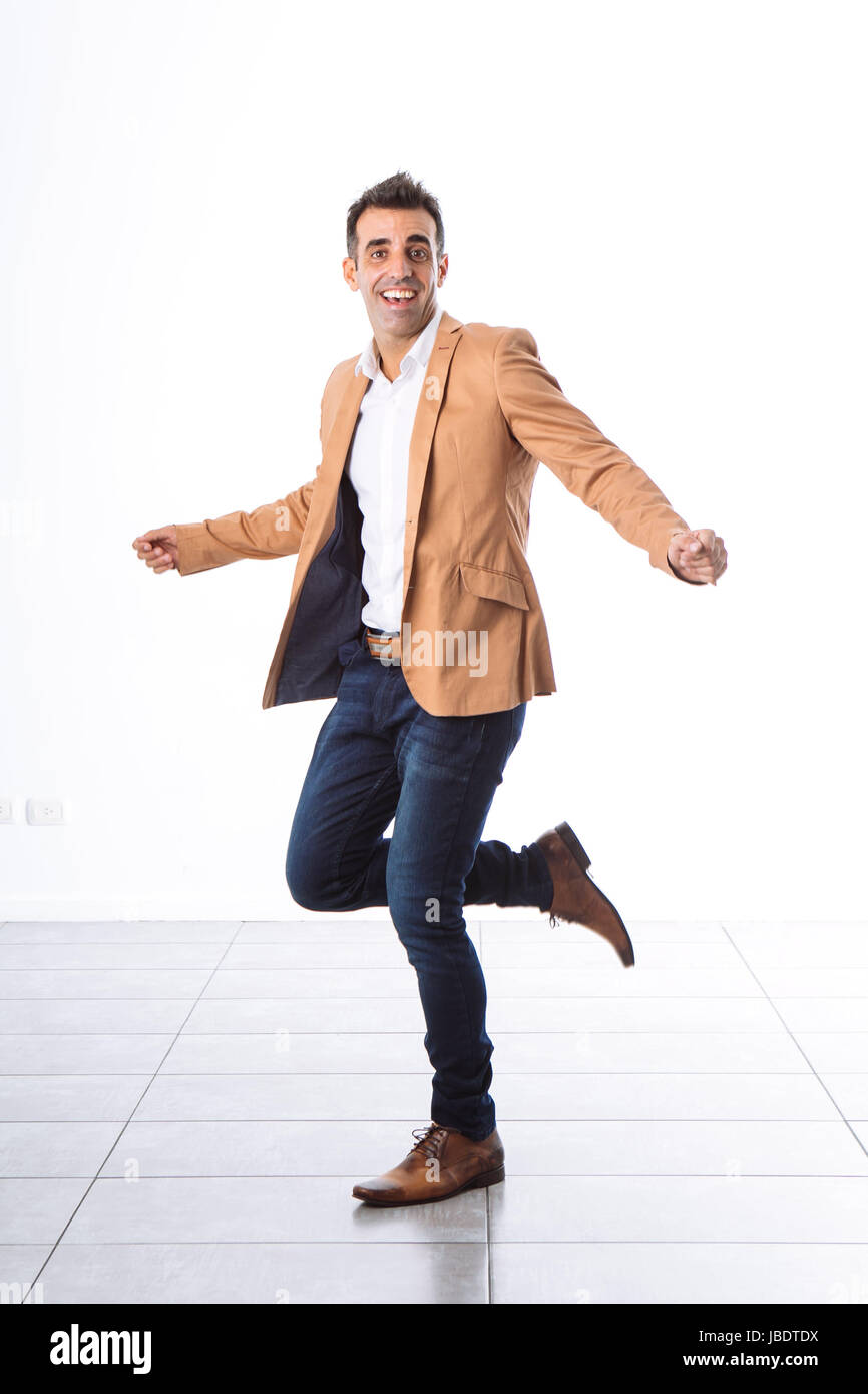 Ein 35-40 Jahre Mann kaukasischen dunkles Haar coolen modernen informellen Look Blazer, tanzen glücklich weißen Hintergrund voll Studioaufnahme Stockfoto