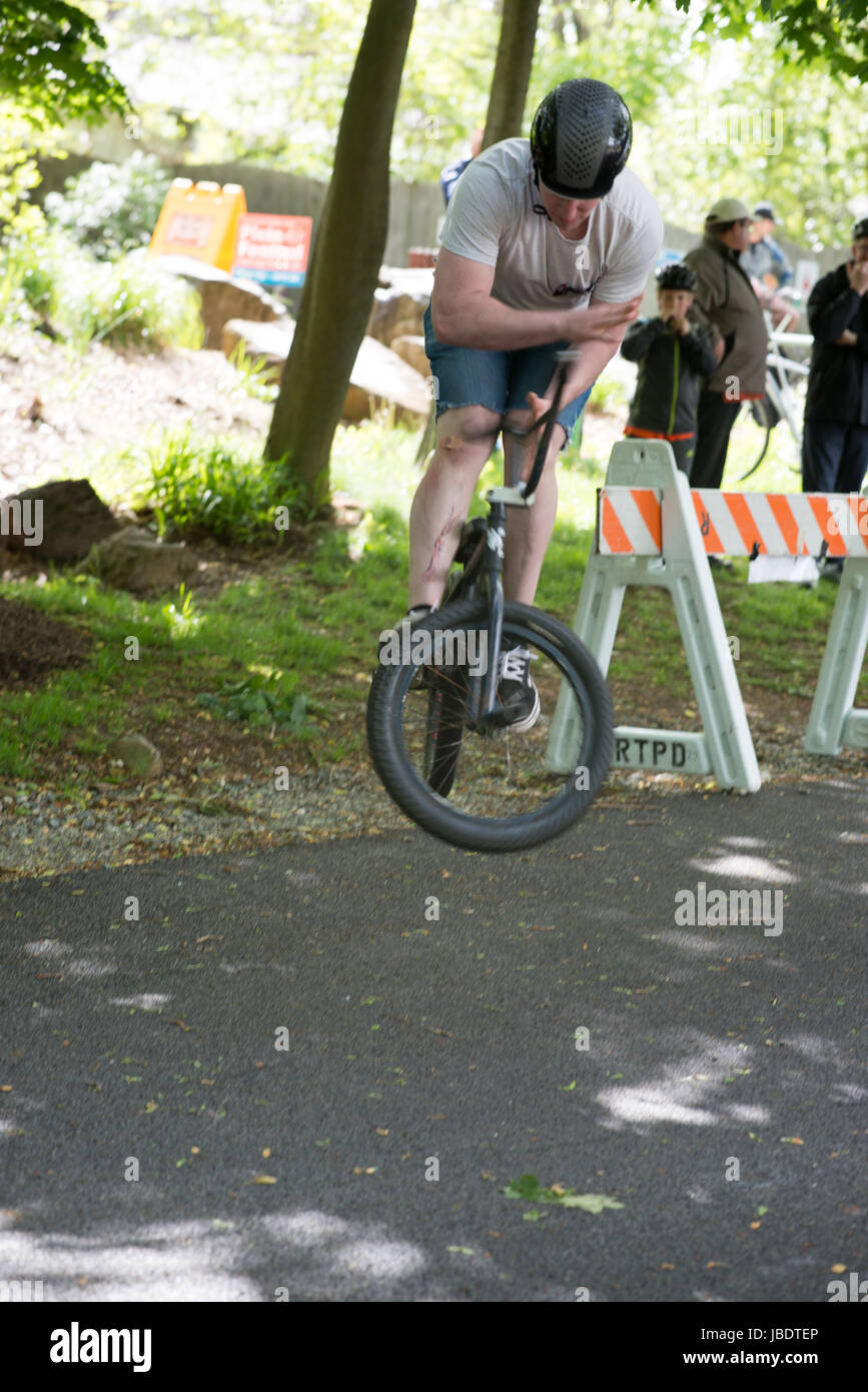 RADNOR TOWNSHIP, PA - 7 Mai: BMX Stunt-Performance von Chris Aceto im Radnor Township Bike Rodeo am 7. Mai 2017 Stockfoto