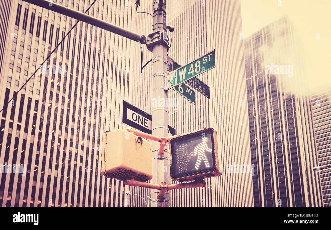 Retro-stilisierte Zebrastreifen Signal und Verkehr Wegweiser in New York City, USA. Stockfoto