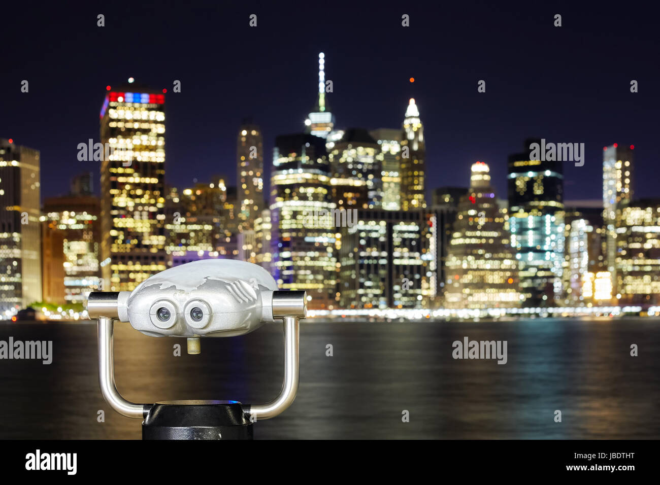 Touristischen Fernglas zeigte auf Waterfront Skyline von Manhattan in der Nacht, New York City, USA. Stockfoto