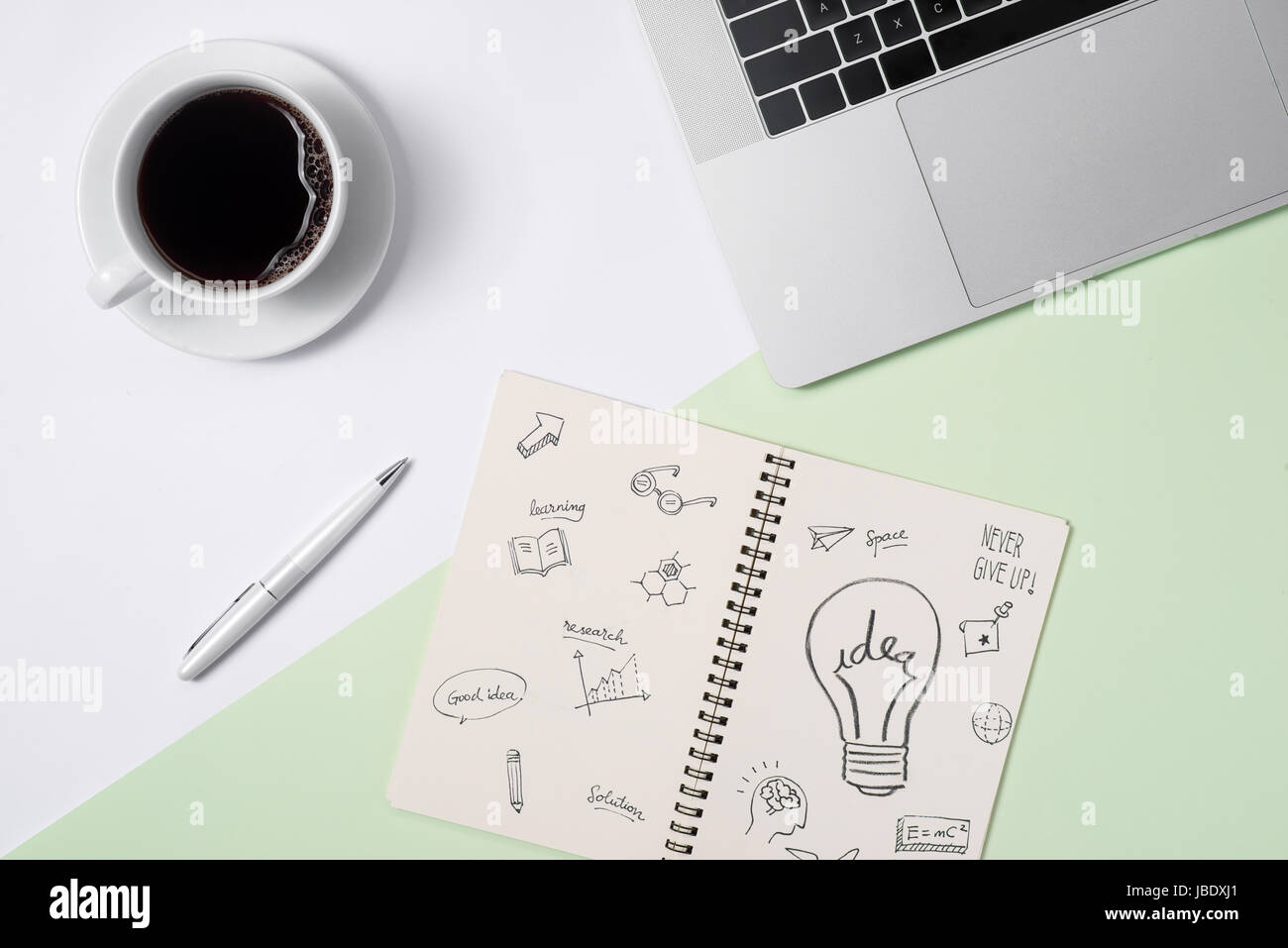 Business-Ideen, Kreativität, Inspiration und Start-up-Konzepte, Ideen Nachricht auf Notebook mit Glühbirne. Stockfoto