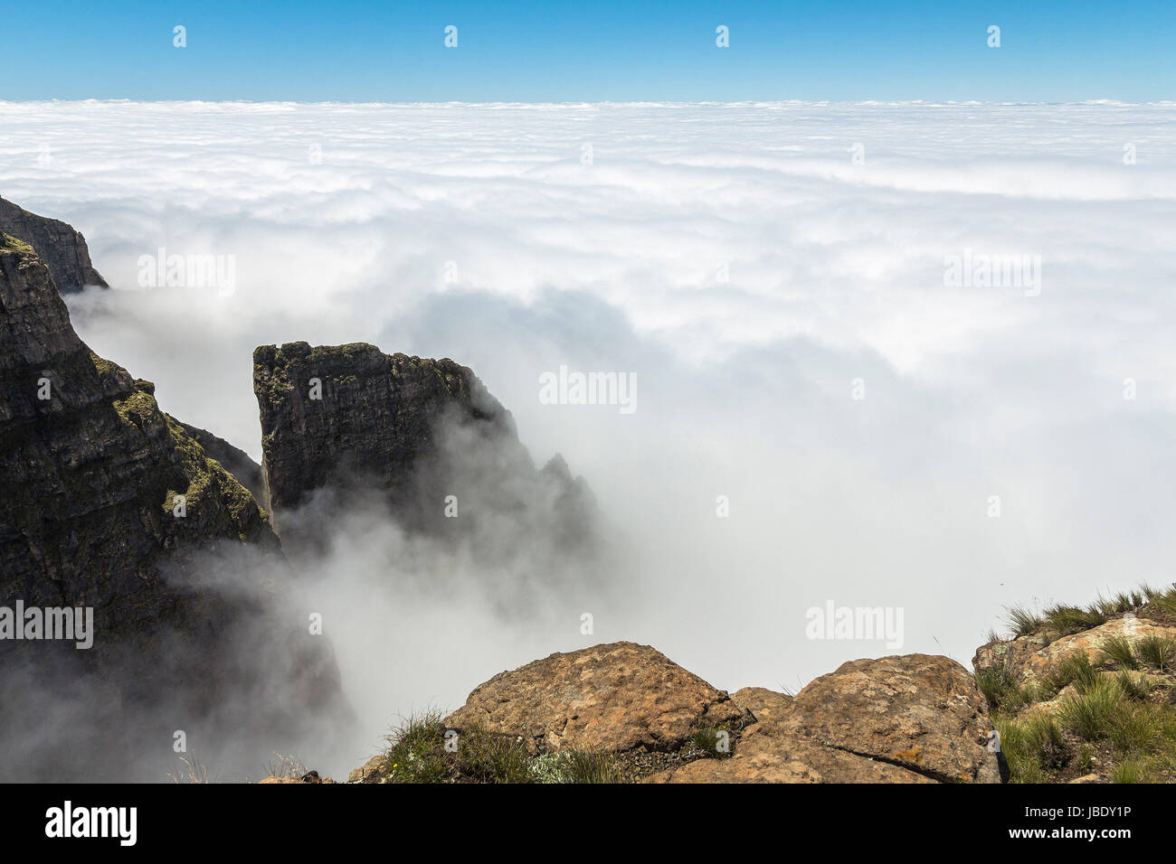 Über den Wolken auf Sentinel Wandern, Drakensberge, Südafrika Stockfoto