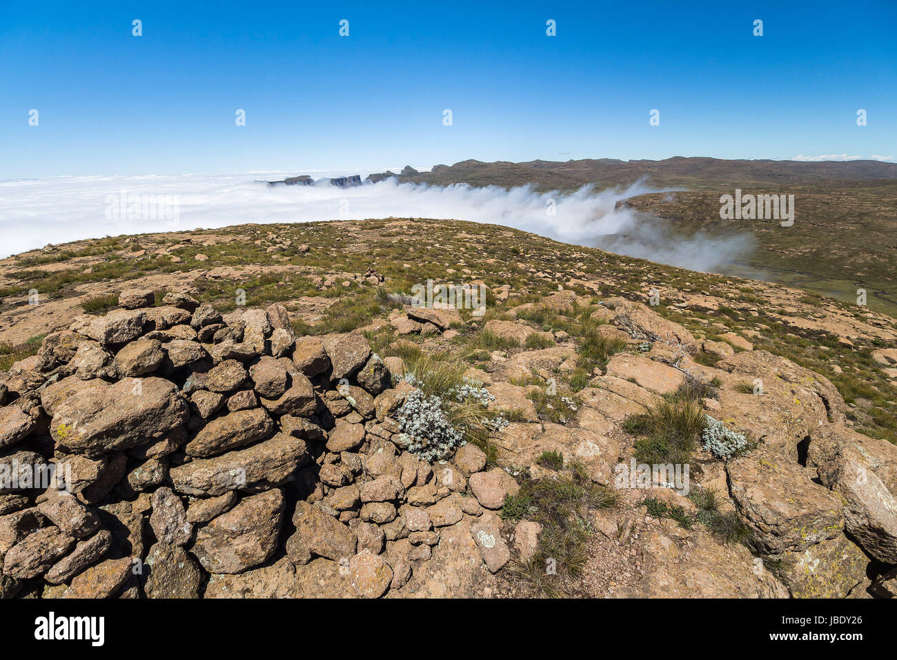 Wolken erreichen die Hochebene der Drakensberge bei der Sentinel-Wandern Stockfoto