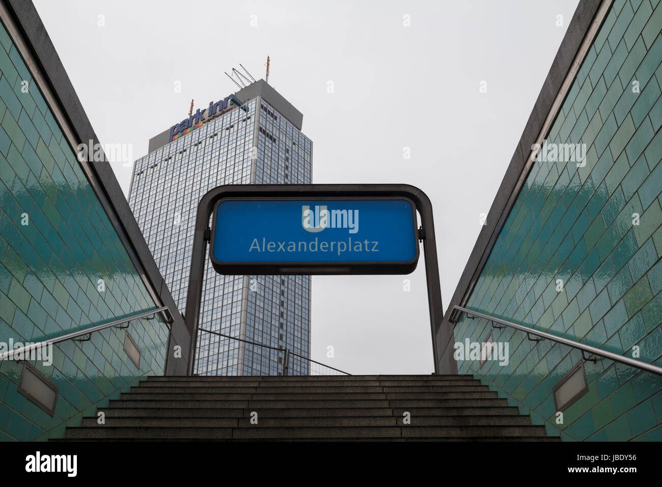 Alexander Platz u-Bahn Tor im Zentrum von Berlin Stockfoto