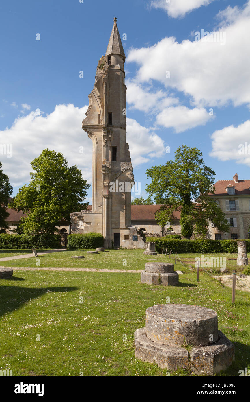 Turm mit Wendeltreppe, die nordöstliche Ende des Querschiffs gekennzeichnet. Royaumont Abtei, Frankreich. Stockfoto