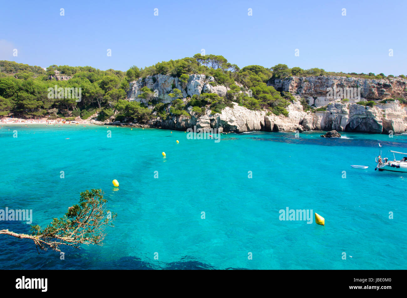 Cala Macarella Bucht mit kristallklarem azurblauen Wasser, Insel Menorca, Balearen, Spanien Stockfoto