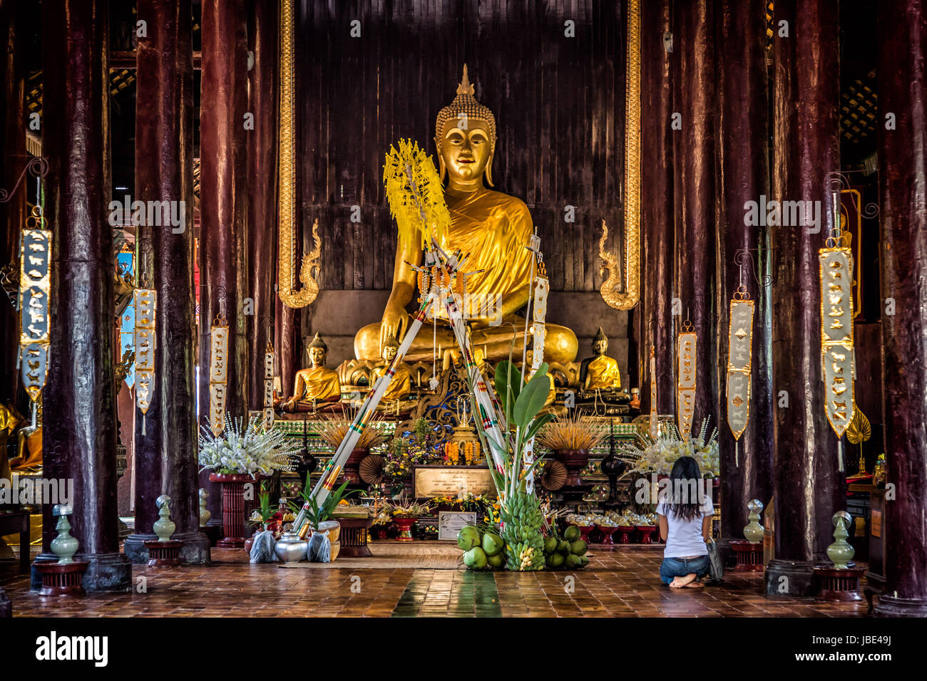 Frau beten in einem Tempel in Chiang mai Stockfoto