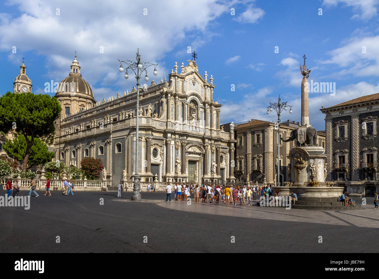 Piazza del Duomo (Domplatz) mit der Kathedrale von Santa Agatha und der Elefant Skulptur Brunnen - Catania, S Stockfoto