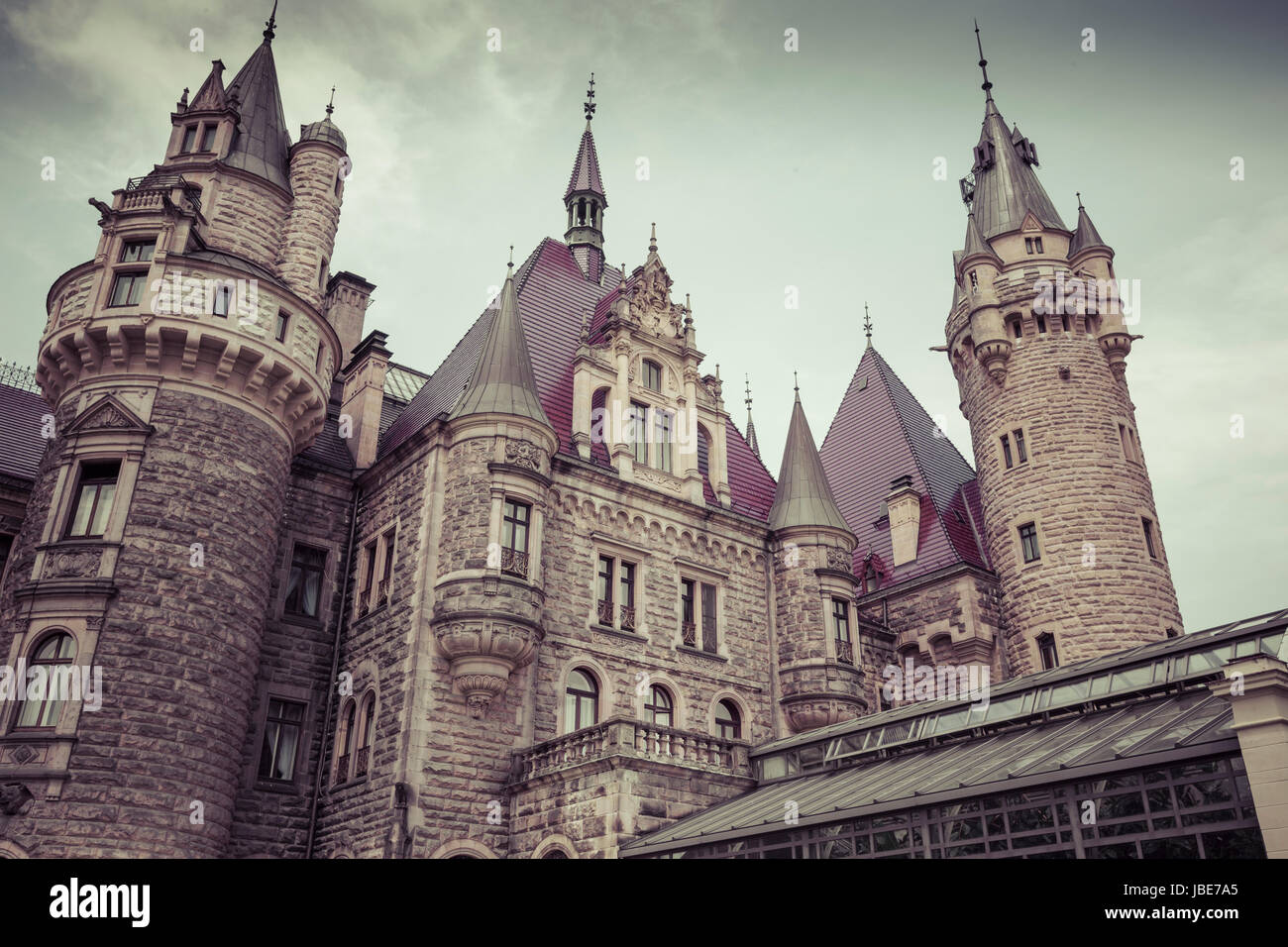 MOSZNA, Polen - 4. Juni 2017: The Moszna Castle ist ein historischer Palast befindet sich in einem kleinen Dorf in Moszna ist eines der bekanntesten Denkmäler in Uppe Stockfoto