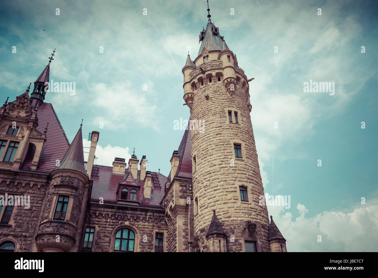 MOSZNA, Polen - 4. Juni 2017: The Moszna Castle ist ein historischer Palast befindet sich in einem kleinen Dorf in Moszna ist eines der bekanntesten Denkmäler in Uppe Stockfoto