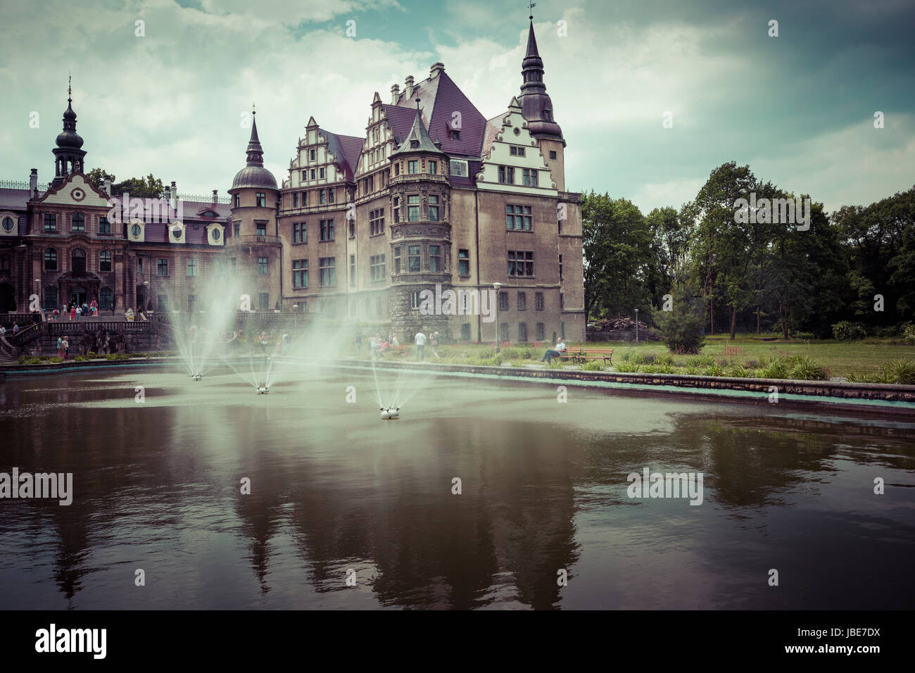 MOSZNA, Polen - 4. Juni 2017: The Moszna Castle ist ein historischer Palast befindet sich in einem kleinen Dorf in Moszna ist eines der bekanntesten Denkmäler in Uppe Stockfoto