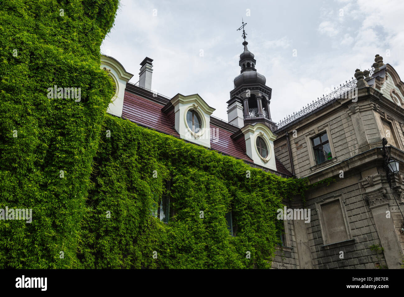 MOSZNA, Polen - 4. Juni 2017: The Moszna Castle ist ein historischer Palast befindet sich in einem kleinen Dorf in Moszna ist eines der bekanntesten Denkmäler in Uppe Stockfoto