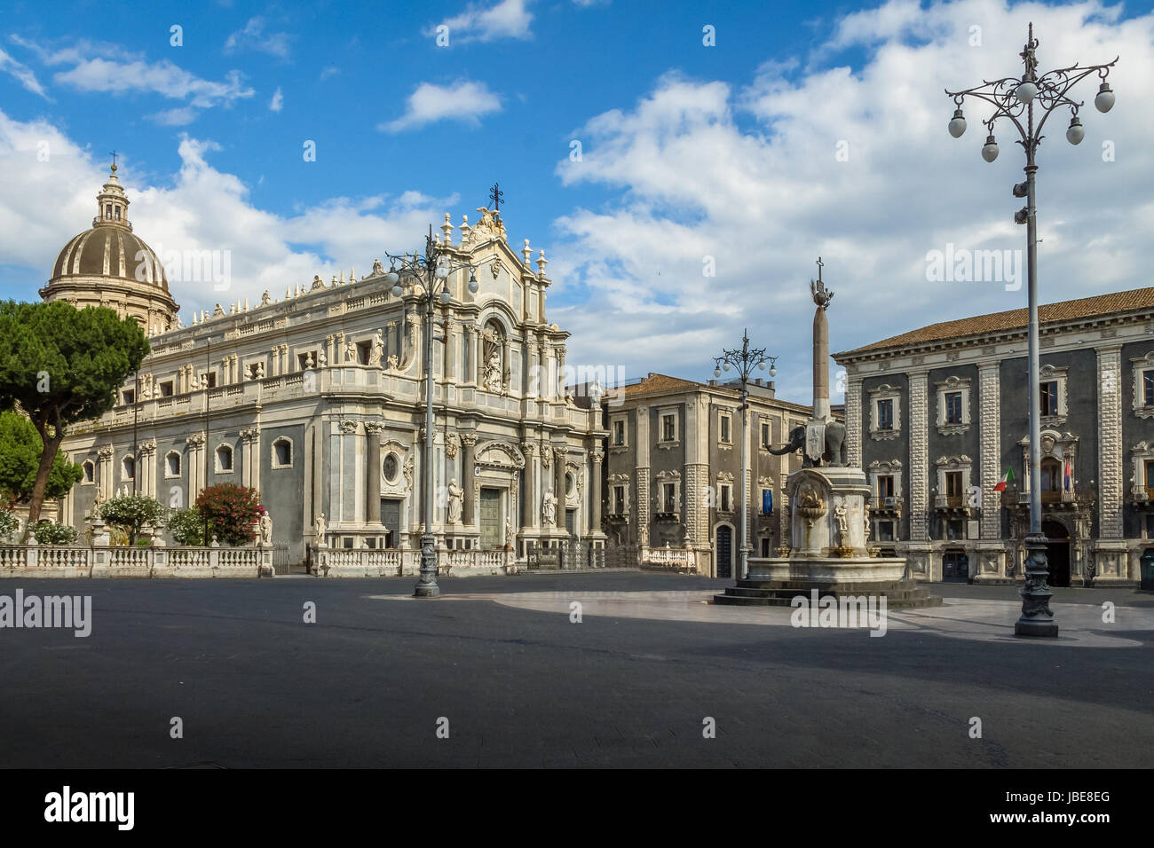 Piazza del Duomo (Domplatz) mit der Kathedrale von Santa Agatha und der Elefantenbrunnen Skulptur - Catania, Sizilien, Italien Stockfoto
