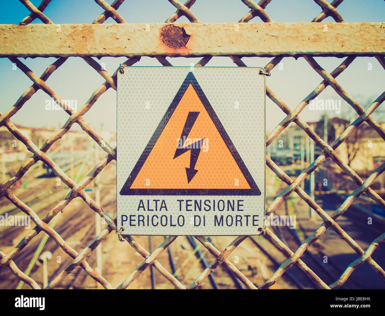 Vintage Retro suchen Zeichen der Gefahr eines elektrischen Schlags durch Stromschlag - in italienischer Sprache Stockfoto