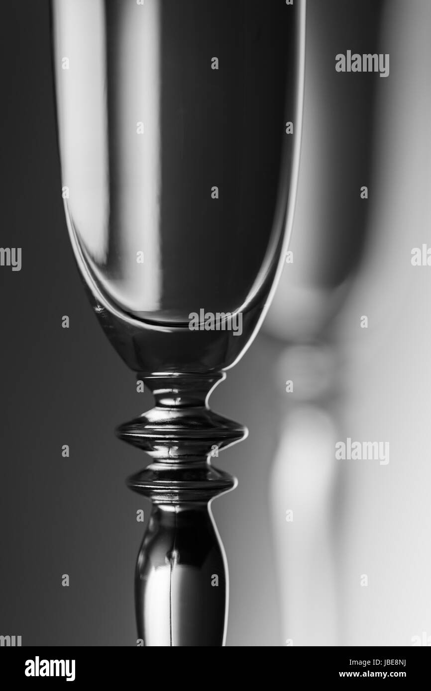 Oberen Teil von einem prickelnden Glas vor Helligkeit andauernde Hintergrund; Monochrom. Stockfoto