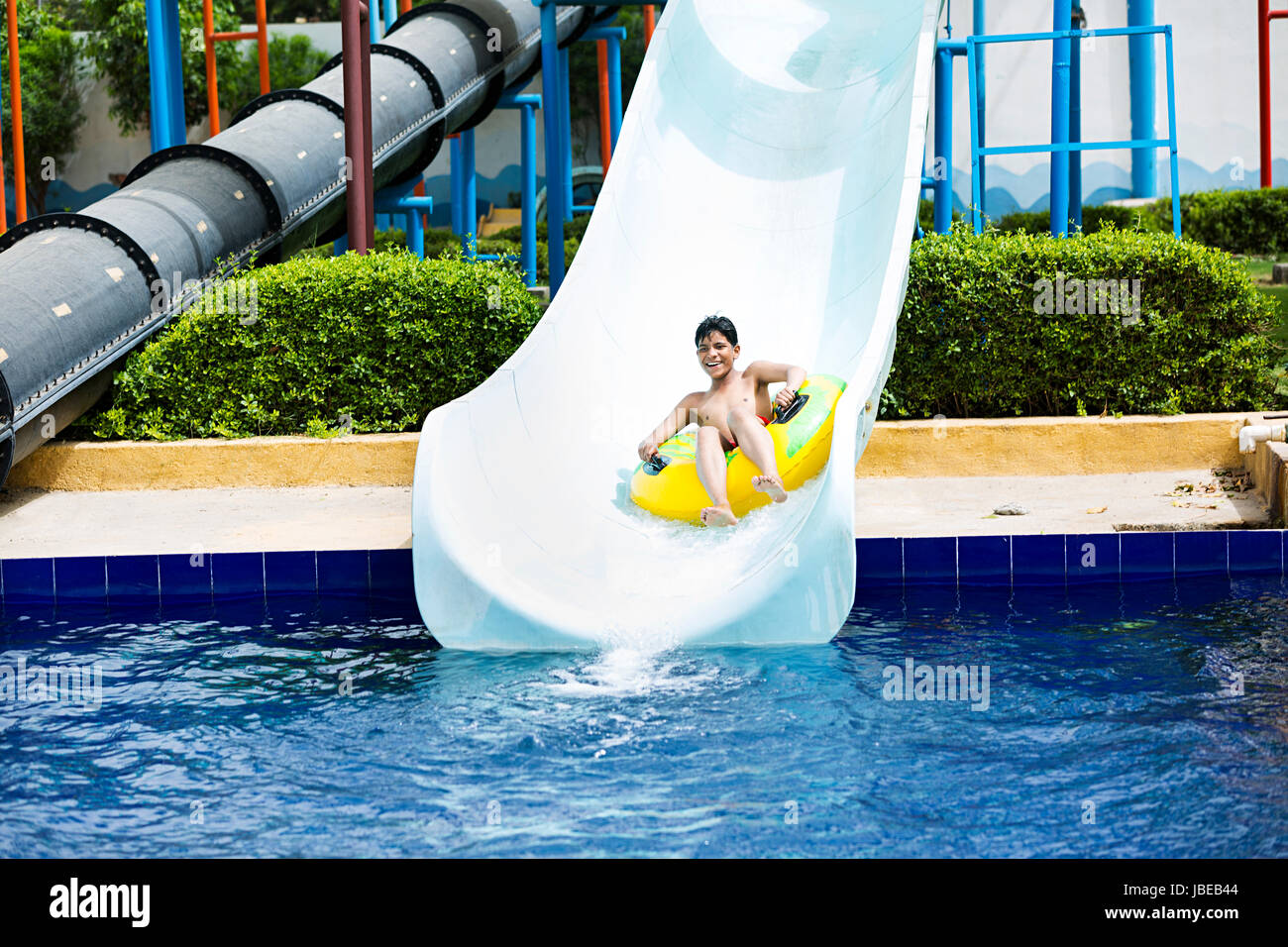 Gerne 1 kleine Junge Schiebetüren Waterpark Schwimmbad Spaß Stockfoto