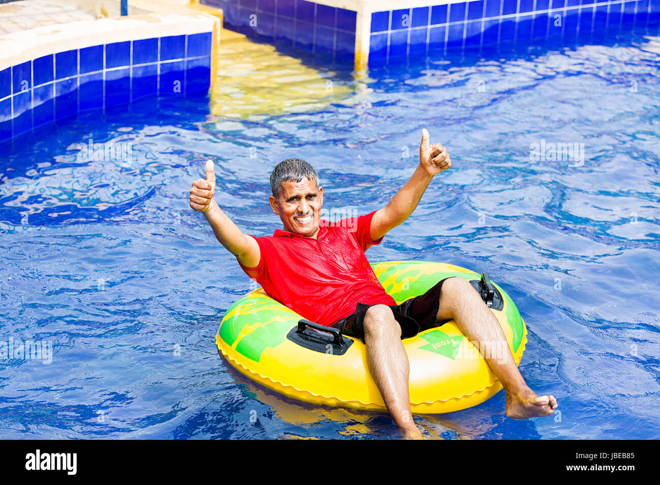 Senioren Mann Waterpark aufblasbaren Ring Float Thumbsup Stockfoto