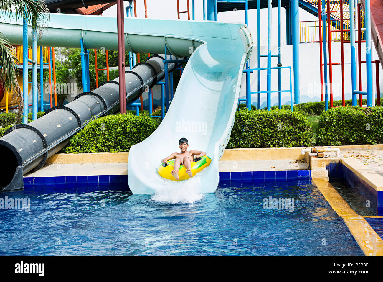 1 Indischen kleiner Junge Schiebetüren Waterpark Schwimmbad genießen Stockfoto