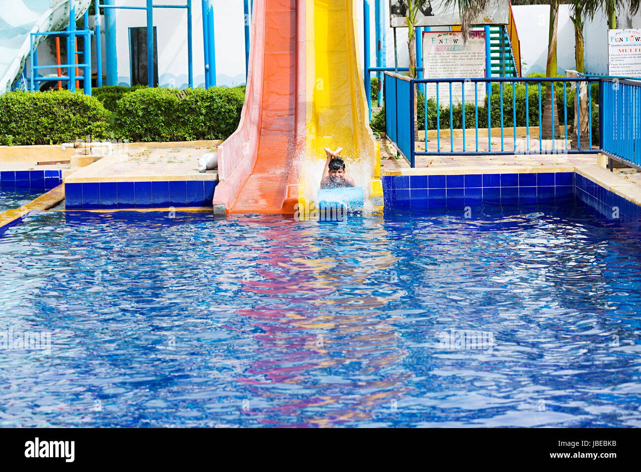 Gerne 1 kleine Junge Spritzer Schiebetür Waterpark Schwimmbad Stockfoto