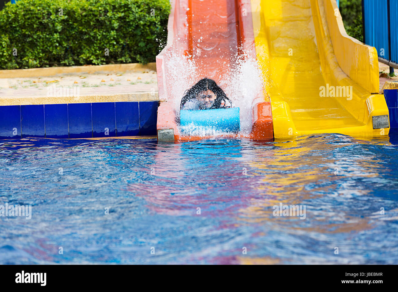 1 indischer Junge Frau Schiebetüren Spritzer Waterpark Schwimmbad Stockfoto