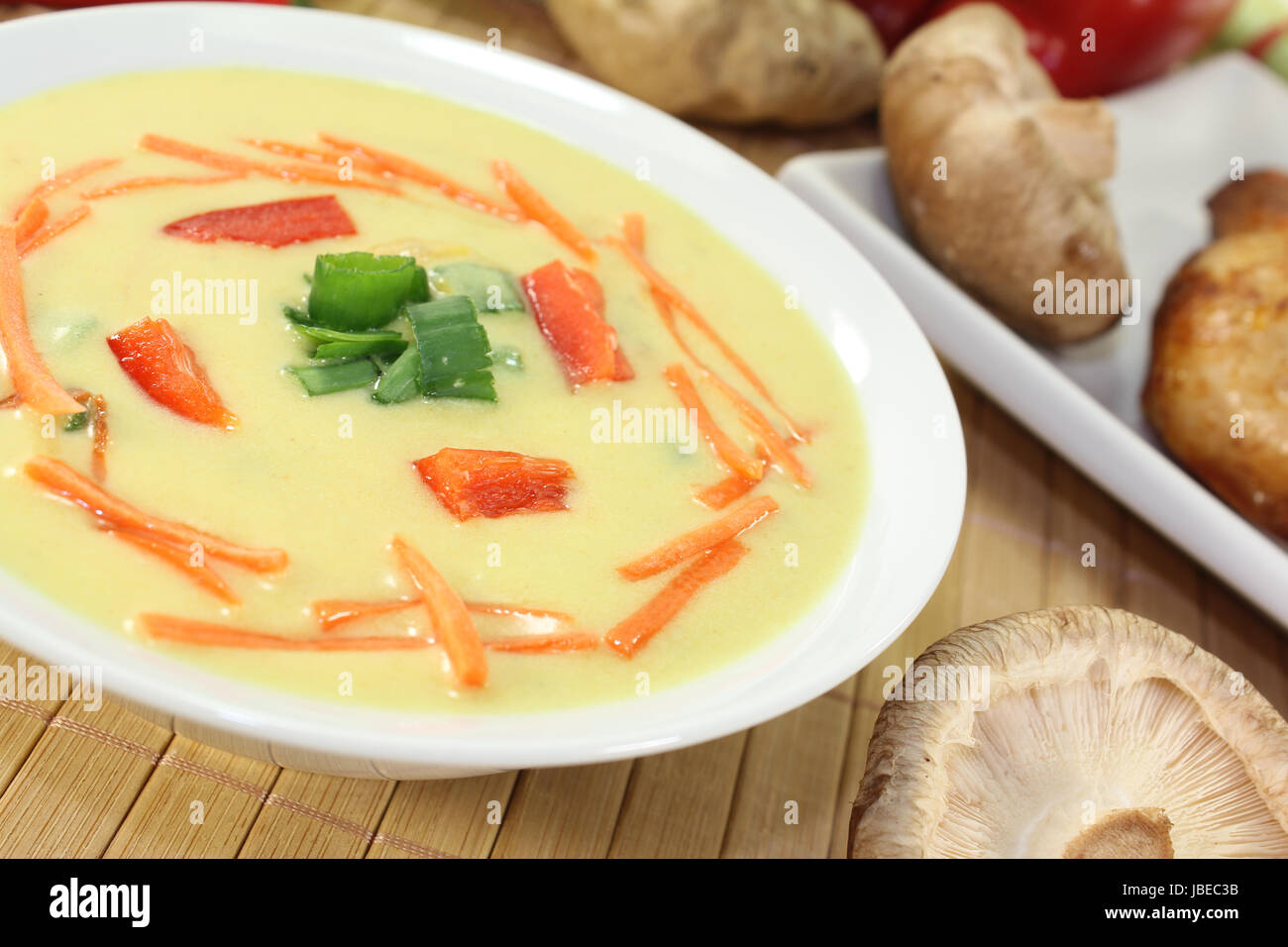Asiatische Currysuppe Mit Huhn, Frühlingszwiebeln Und Möhren ...