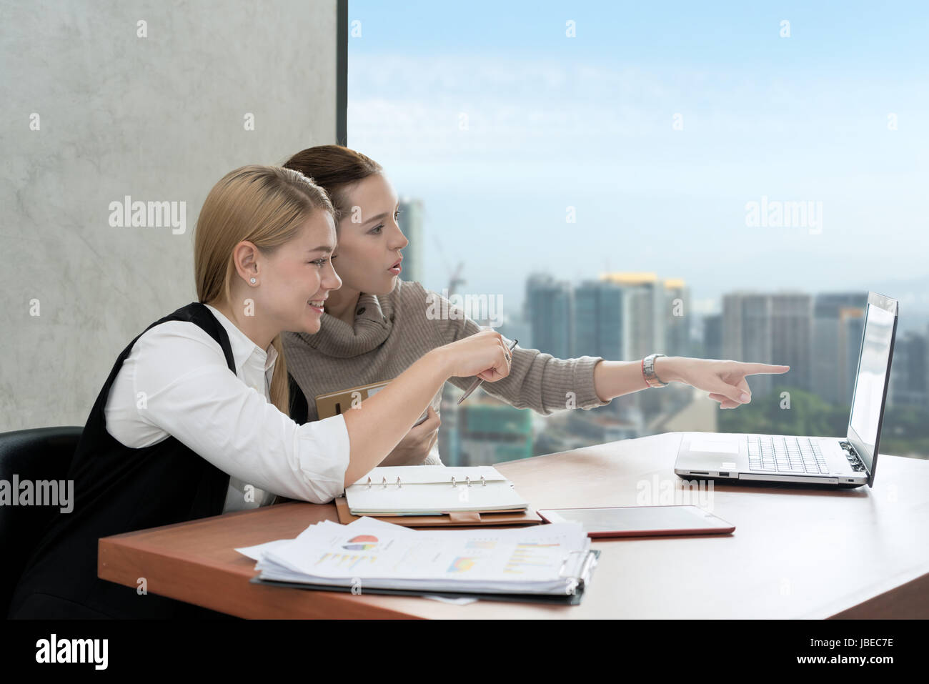 Kaukasische Geschäftsfrauen arbeiten zusammen im Büro auf einem Laptopcomputer. Partnerschaft Personen Geschäftskonzept. Stockfoto