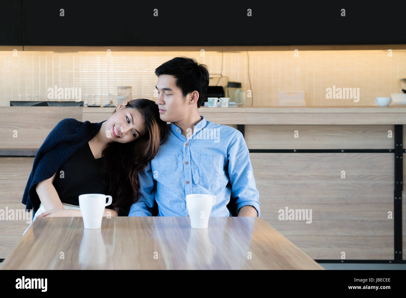 Asiatische schönes junges Paar in einem Café sitzen, Kaffee trinken und genießen das Gespräch. Romantisch zu zweit im Café aus. Liebe und Zärtlichkeit Stockfoto
