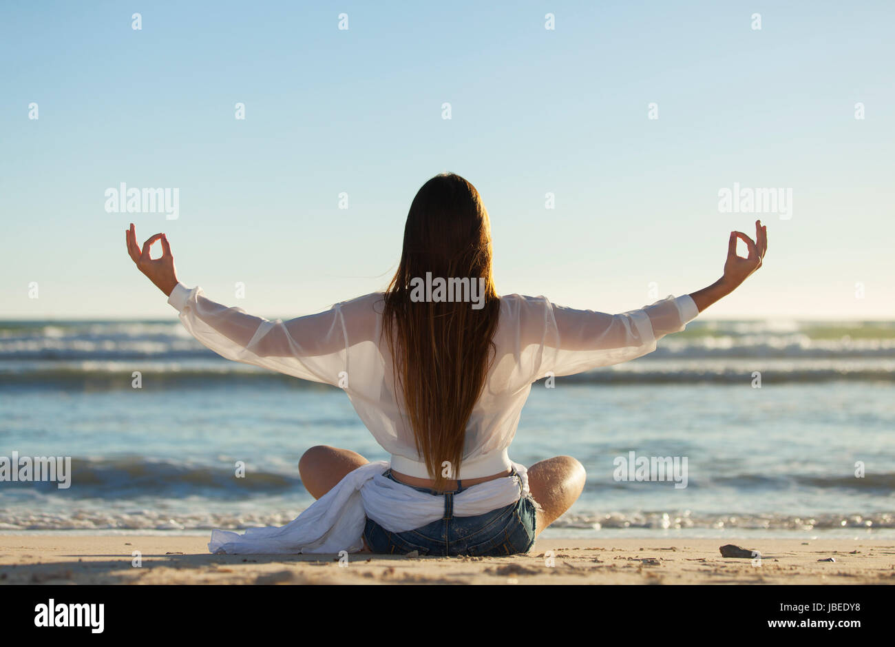 Frau Macht Yoga bin Strang Stockfoto