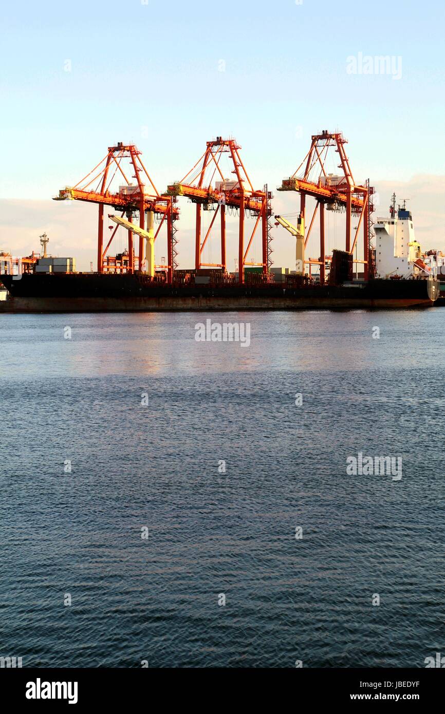MANILA CITY, Philippinen - 26. Januar 2016: Ladekrane an einen Frachthafen. Stockfoto