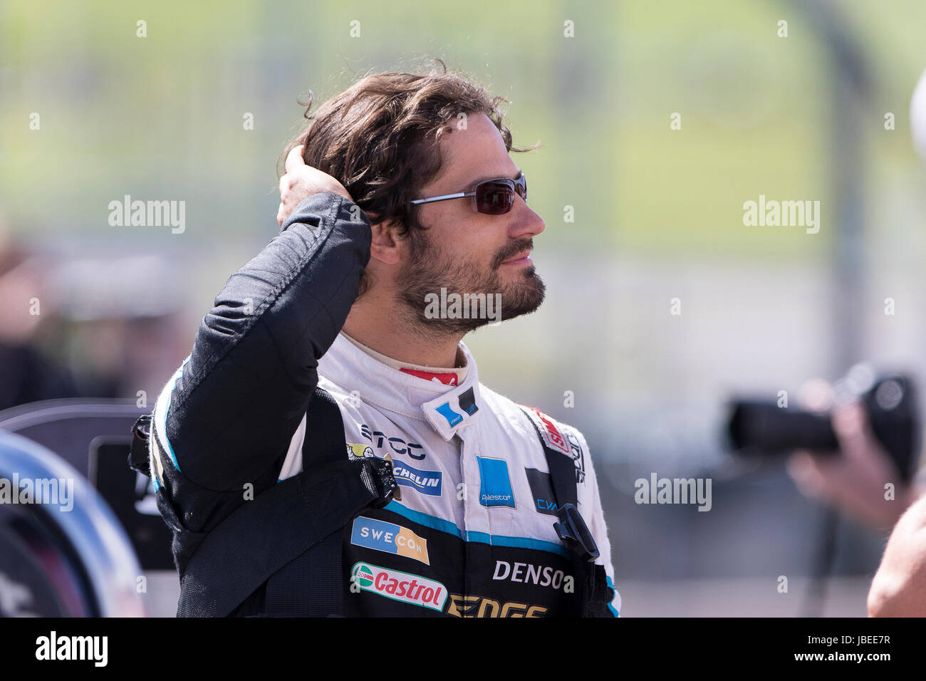 KARLSKOGA, SCHWEDEN. 13. AUGUST 2016.  STCC Prinz Carl Philip Bernadotte Fahrer während des Rennens für Polestar Racing Cyan. Stockfoto