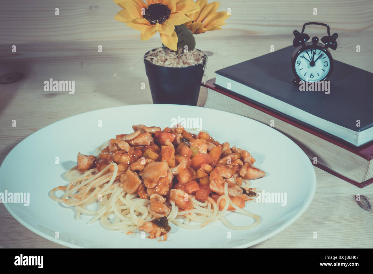 Nach der Lektüre des Buches. Mittagszeit Hühnchen Spaghetti Stockfoto