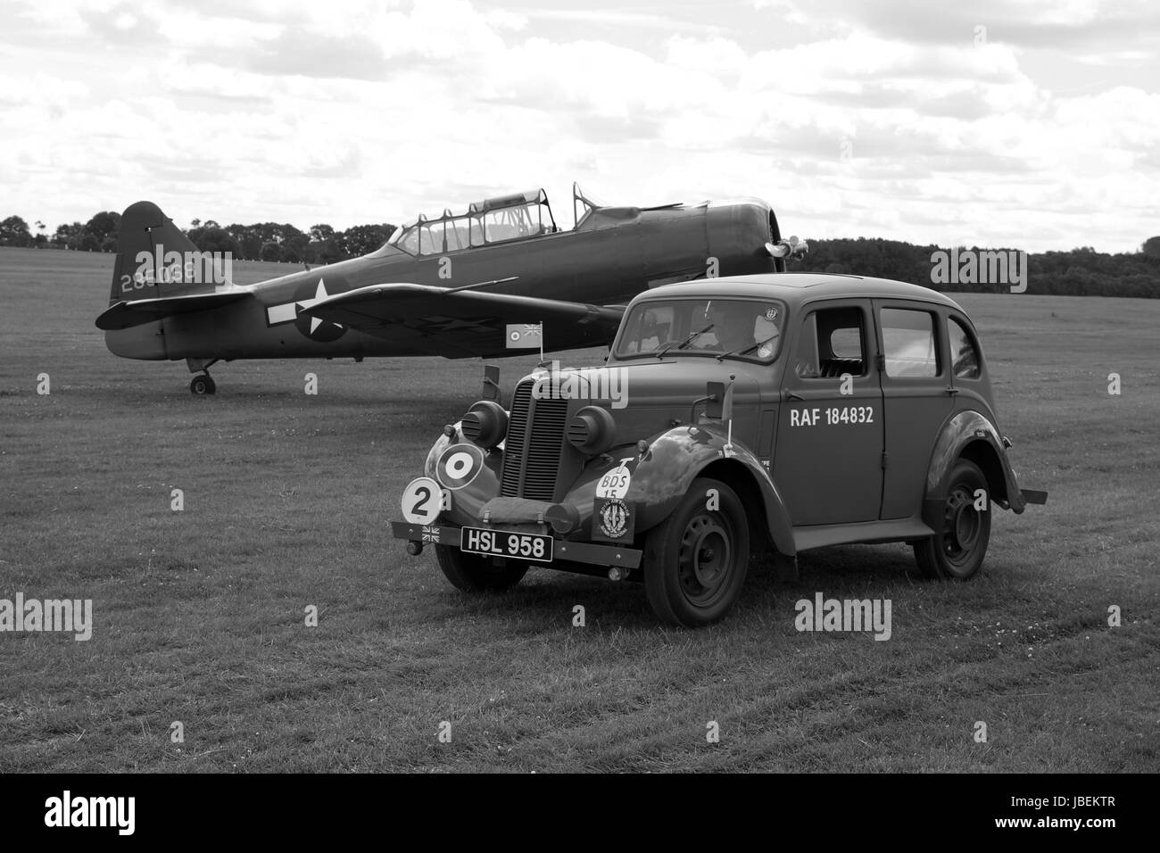 1938-RAF Hillman Minx-Stab-Auto mit einer North American Harvard in den Boden zurück Stockfoto