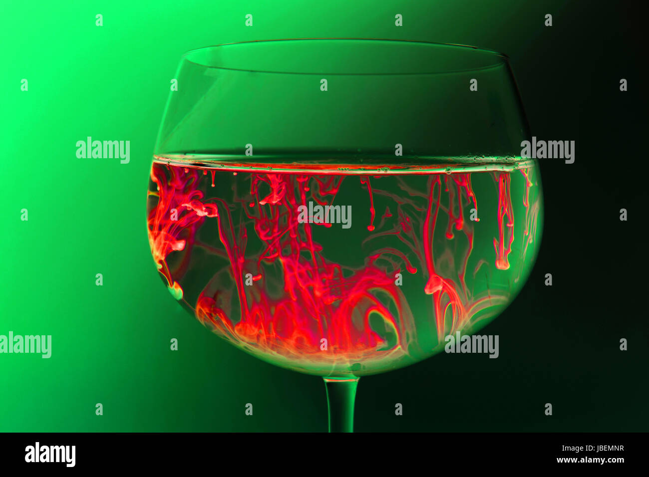 Grün-Rotes Farbenspeil Im Weinglas Stockfoto