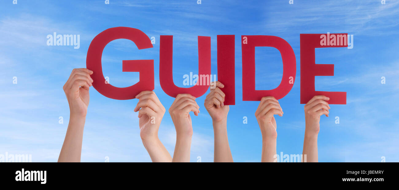 Viele Leute halten den Wort Guide in den Himmel Stockfoto