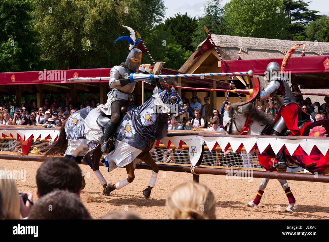 Der Rosenkrieg Ritterturniere Nachstellung der Schlacht trat vor einem Publikum von Touristen im Warwick Castle in Warwickshire. VEREINIGTES KÖNIGREICH. (88) Stockfoto