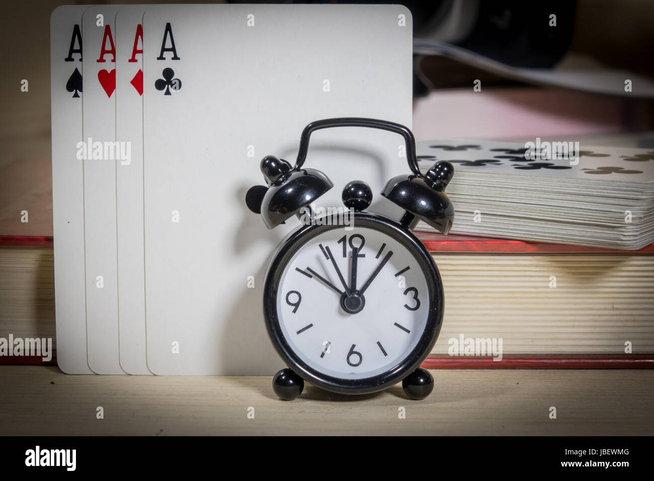 Poker Karten, Uhren, Glücksspiel mit der Zeit. Stockfoto