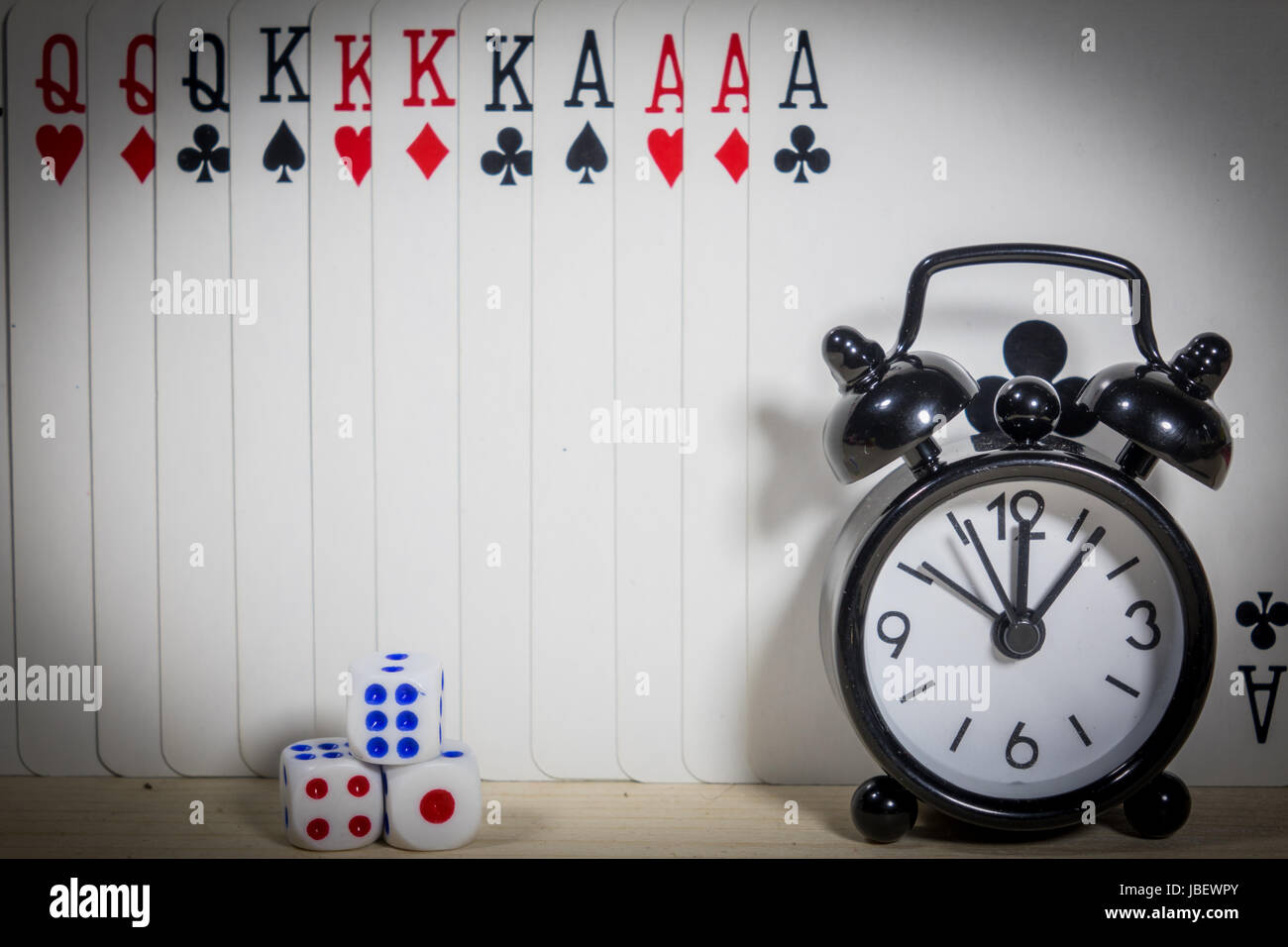 Poker-Karten, Würfel, Uhren, Glücksspiel mit der Zeit. Stockfoto