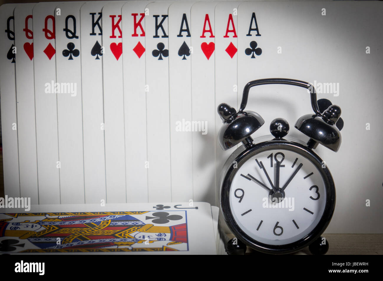 Poker Karten, Uhren, Glücksspiel mit der Zeit. Stockfoto