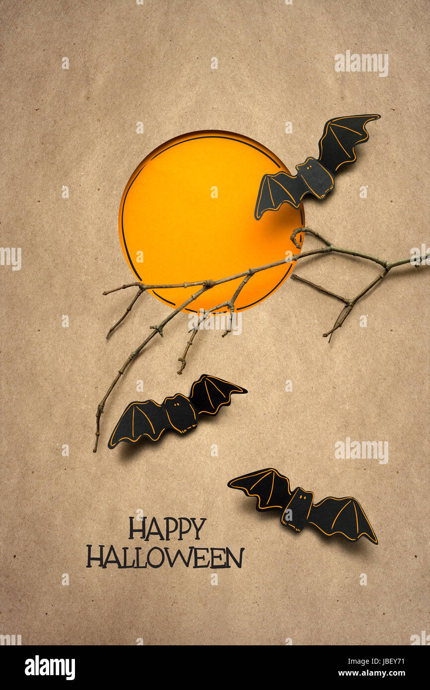 Kreative Halloween Konzept Foto von Fledermäusen Papier auf braunem Hintergrund. Stockfoto