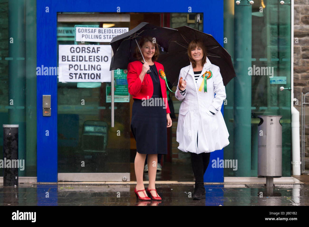 Führer der Plaid Cymru Leanne Wood posiert für ein Foto nach der Ankunft mit Rhondda Kandidat Branwen Cennard (R) schweben mitten im Penygraig am 8. Juni 2017 im Rhondda, Wales zu stimmen. Wahllokale haben geöffnet, als die Nation stimmen die nächste britische Regierung in einer allgemeinen Wahl entscheiden. Stockfoto