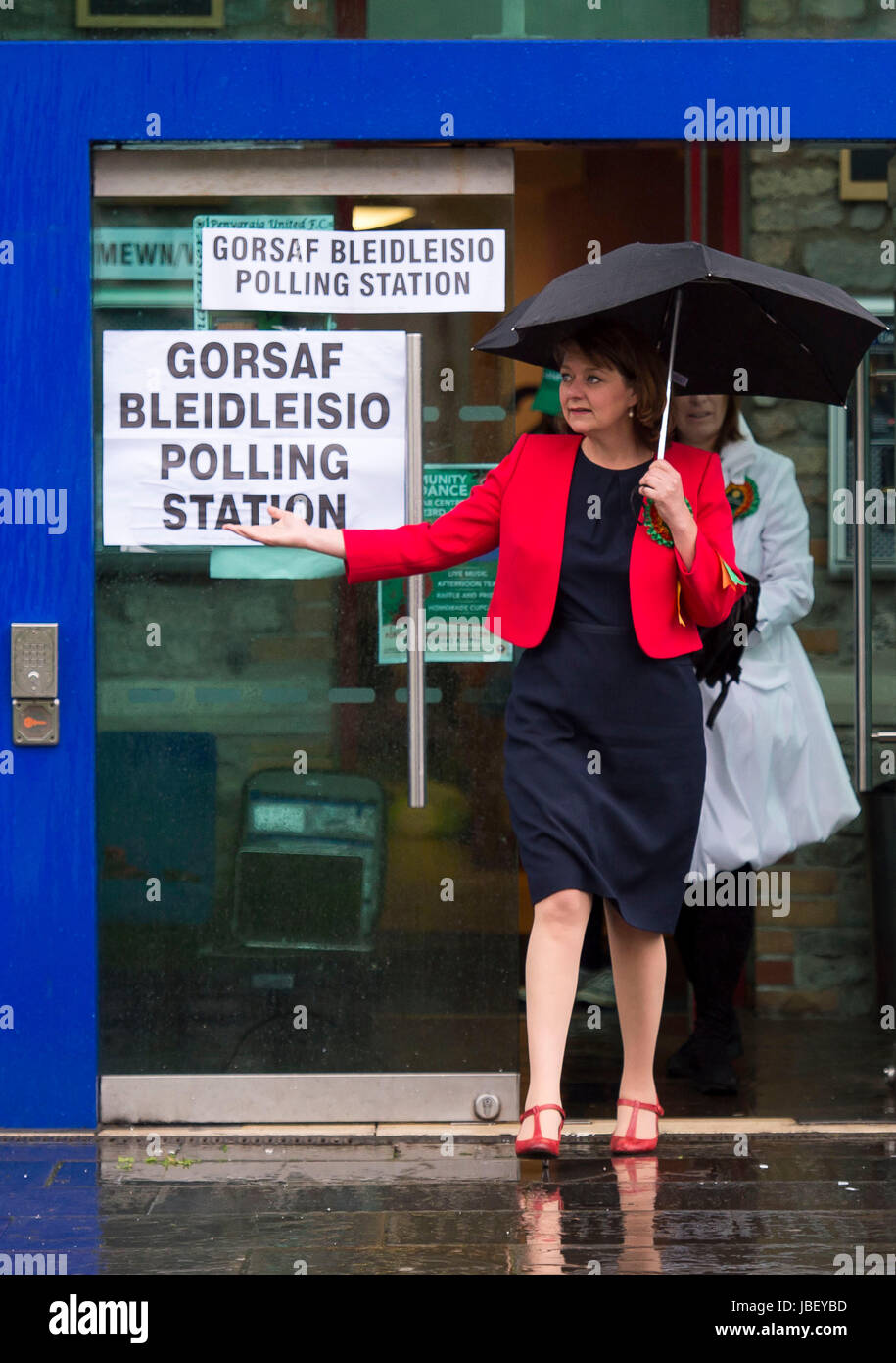 Anführer von Plaid Cymru Leanne Wood verlässt nach der Abstimmung im Zentrum steigen in Penygraig am 8. Juni 2017 im Rhondda, Wales. Wahllokale haben geöffnet, als die Nation stimmen die nächste britische Regierung in einer allgemeinen Wahl entscheiden. Stockfoto