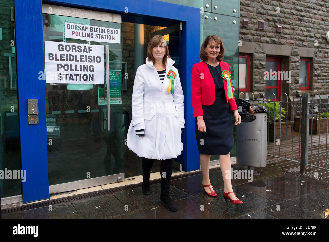 Führer der Plaid Cymru Leanne Wood posiert für ein Foto nach der Ankunft mit Rhondda Kandidat Branwen Cennard (L) an der Soar Centre in Penygraig am 8. Juni 2017 im Rhondda, Wales zu stimmen. Wahllokale haben geöffnet, als die Nation stimmen die nächste britische Regierung in einer allgemeinen Wahl entscheiden. Stockfoto