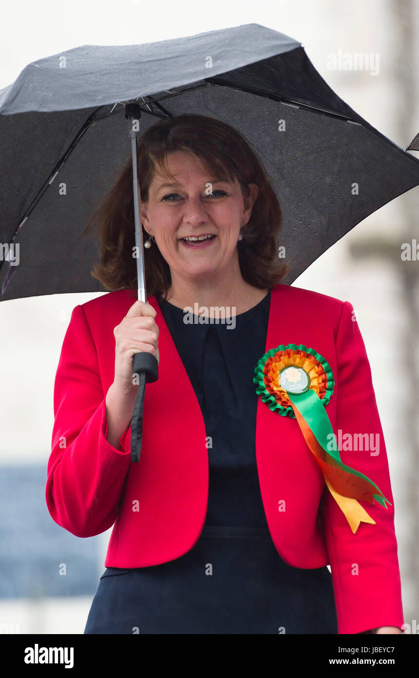 Führer der Plaid Cymru Leanne Wood kommt, um an der Soar Centre in Penygraig am 8. Juni 2017 in Rhondda, Wales abstimmen. Wahllokale haben geöffnet, als die Nation stimmen die nächste britische Regierung in einer allgemeinen Wahl entscheiden. Stockfoto