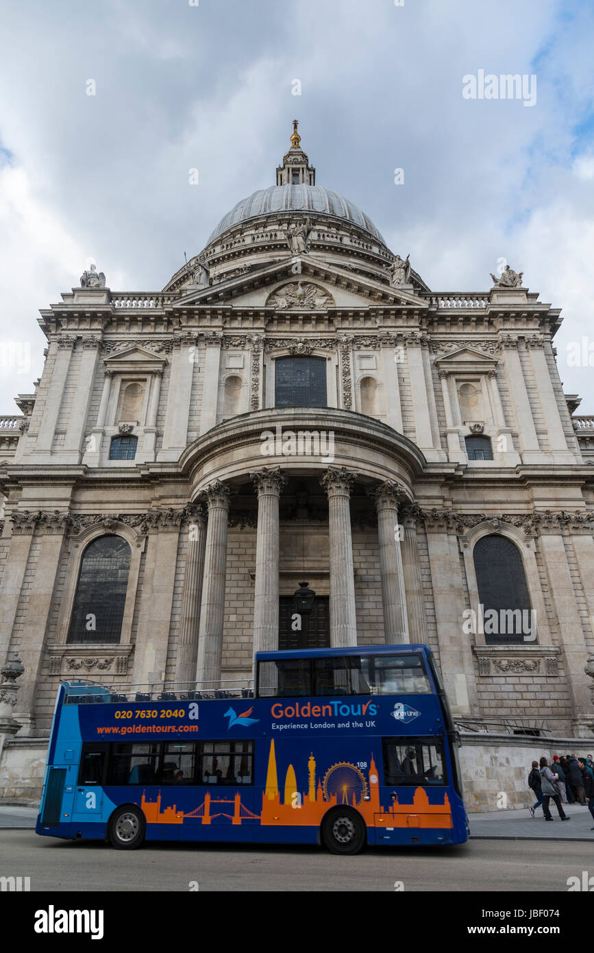 St Pauls Cathedral London Tour bus vorne Stockfoto