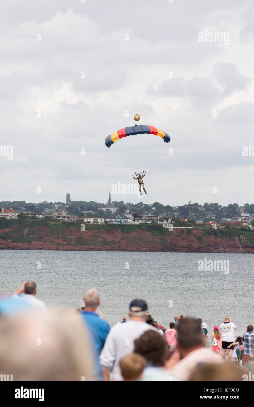 Fallschirmlandung auf Strand in Paignton Airshow Stockfoto