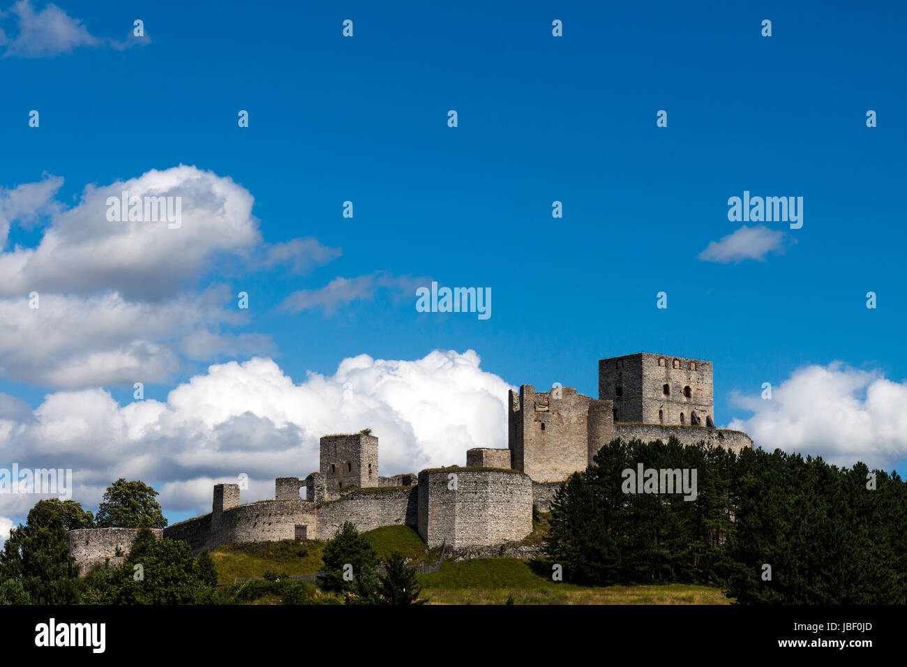 Tschechische Republik - Sommerlandschaft mit mittelalterlichen Burg Stein Ruinen Rabi Stockfoto