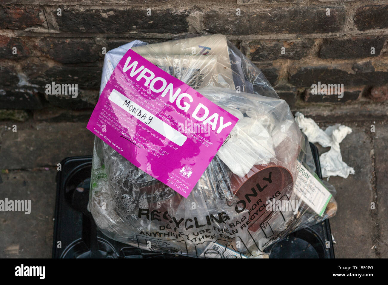 Recycling Müllbeutel mit falschen Tag Warnaufkleber, Kensington und Chelsea, London Stockfoto